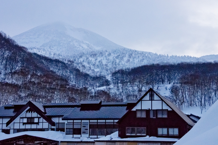 以八甲田山為背景的酸湯溫泉外觀。　圖：日本旅行情報局／提供