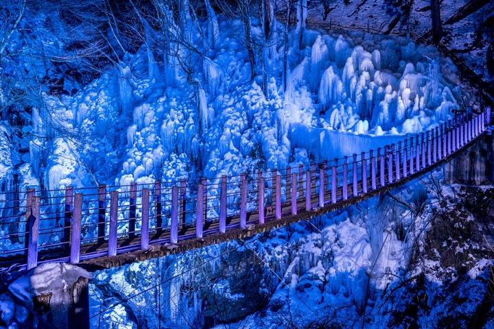 太震撼！埼玉秩父三大冰柱宛如再現冰雪奇緣場景