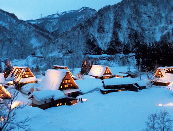 ▲世界遺產五箇山合掌村冬季點燈呈現夢幻氛圍。　圖：富山縣／提供