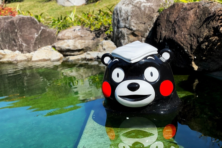 ▲泡溫泉熊本熊藏身在哪？仔細找找公園內的池塘吧！　圖：熊本県観光連盟／來源