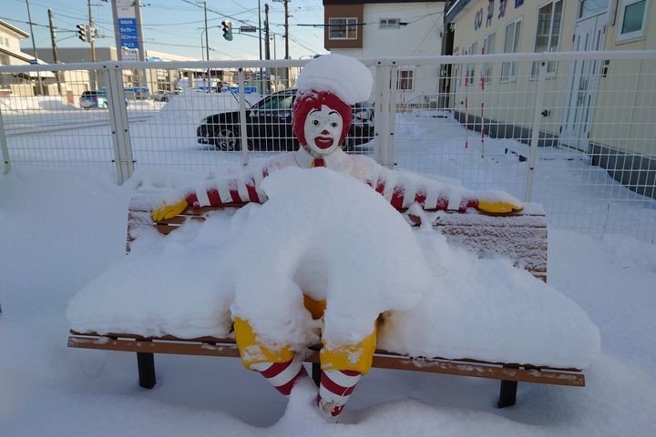 稚內雪中的麥當勞叔叔。　圖：【台灣人・北海道最北端生活】／提供