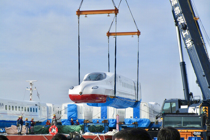 從山口縣透過海上運送後抵達長崎縣川棚港的西九州新幹線列車，使用起重機來卸貨。　圖：長崎縣觀光連盟／提供