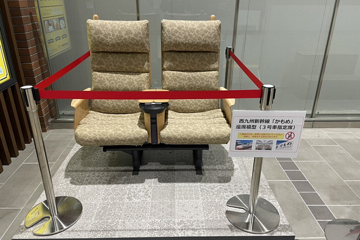展示於長崎站內的西九州新幹線3號車座椅模型。　圖：長崎縣觀光連盟／提供