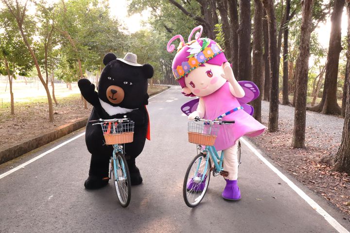 ▲喔熊和紫紫(茂管處吉祥物)輕騎新威森林公園。　圖：茂林國家風景區管理處／提供