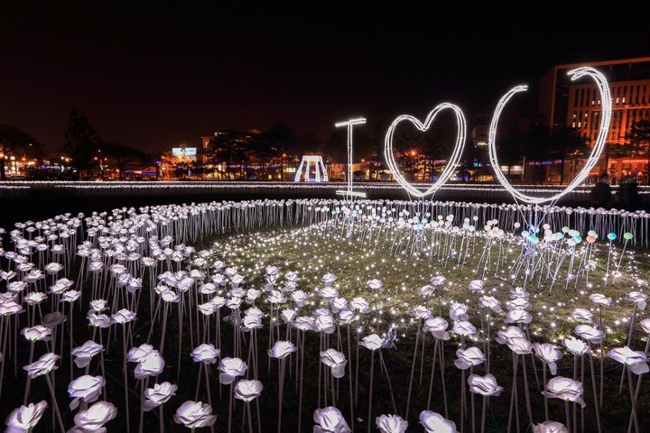 臺南市府永華市政中心旁西拉雅廣場，有一系列情人節浪漫燈海。　圖：臺南市政府觀光旅遊局／提供 