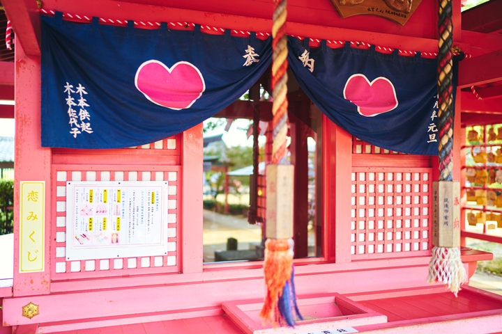 「戀木神社」擁有粉色外觀、周圍愛心環繞，可說是日本最甜美夢幻的神社。　圖：福岡県観光連盟／來源