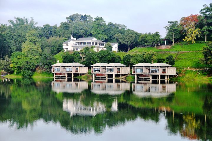 ▲活動期間入住江南渡假村，享「4人同行1人免費」優惠江南畫舫水鄉美景。　圖：台糖尖山埤江南渡假村／提供