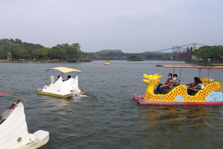 漫遊虎頭埤風景區，踩腳踏船遊湖。　圖：虎頭埤風景區管理所／提供