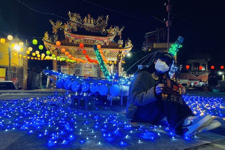 ▲東鳳宮前七王燈海及竹筏漁船意象。　圖：高雄市政府觀光局／提供