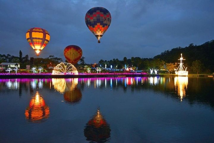 ▲除了可高空俯覽龍潭湖，夜晚光影投射更顯浪漫絢麗。　圖：礁溪鄉公所／提供