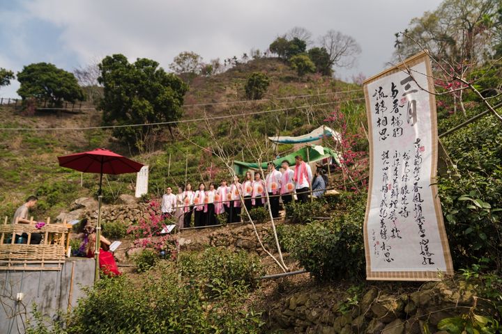 ▲與社區茶人共同創作如夢境般的櫻花下茶宴。　圖：阿里山國家風景區管理處／提供