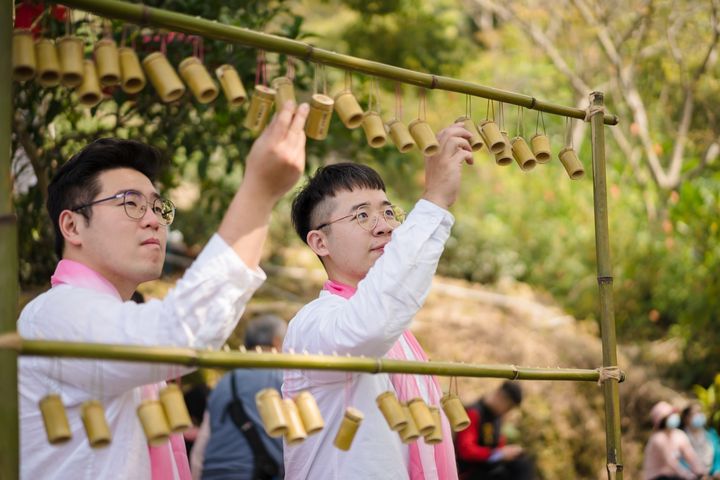 ▲在地茶人取杯品茗。　圖：阿里山國家風景區管理處／提供