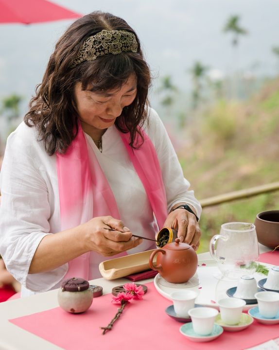 ▲與在地茶人及居民來一場緋紅櫻下品茗。　圖：阿里山國家風景區管理處／提供