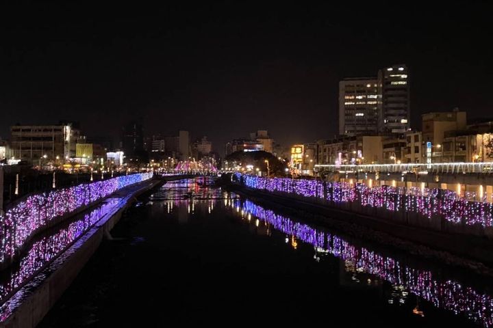 老街溪河岸扶手燈光將持續閃耀至5月，漫步老街溪感受絢爛光影。　圖：桃園市政府觀光旅遊局／提供