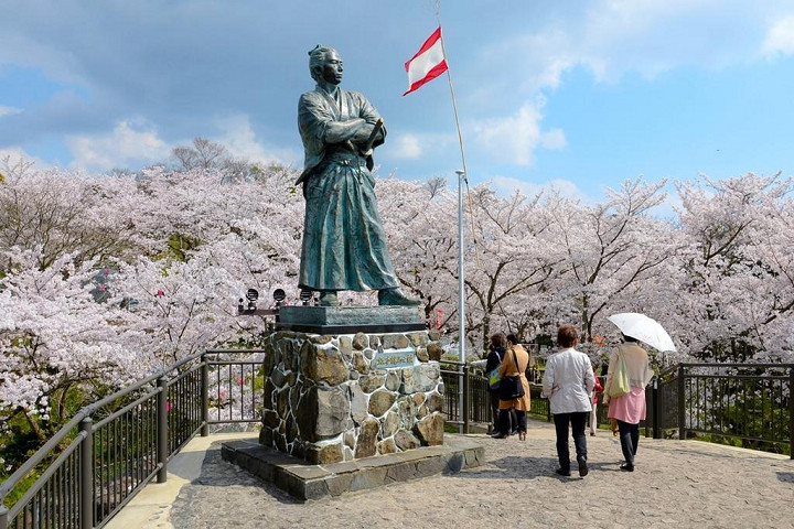 ▲以櫻花為背景的坂本龍馬像為風頭公園的代表性風景。　圖：長崎縣觀光連盟／提供