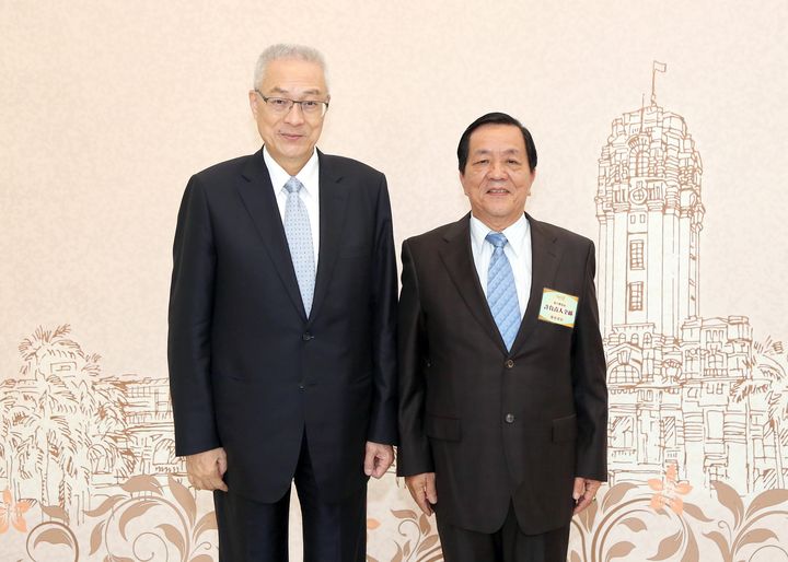 ▲時任副總統吳敦義（左）表揚萬全馨為優良老店。　圖：萬全馨食品行／提供