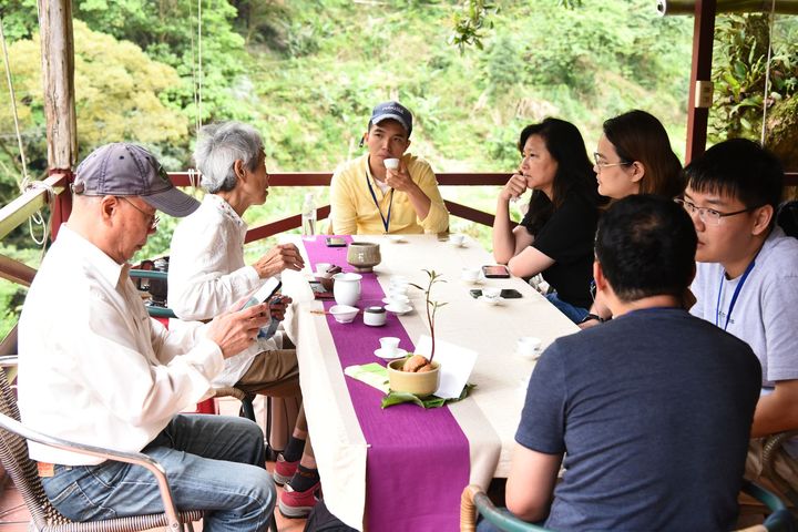 ▲專業茶師與民眾對話交流，分享喝茶禮儀及品茗知識。　圖：臺北市政府觀光傳播局／提供