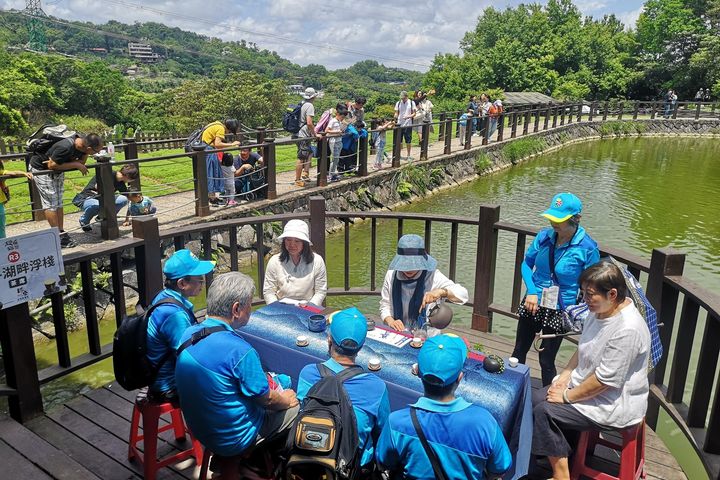 「臺北貓空茶會」民眾於彩雲亭喝茶，享受貓空山林水景風光。　圖：臺北市政府觀光傳播局／提供