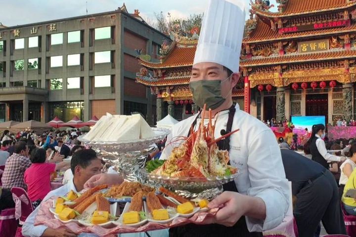 ▲龍師傅黃景龍獻上澎湃大氣的海鮮料理。　圖：高雄市政府觀光局／提供