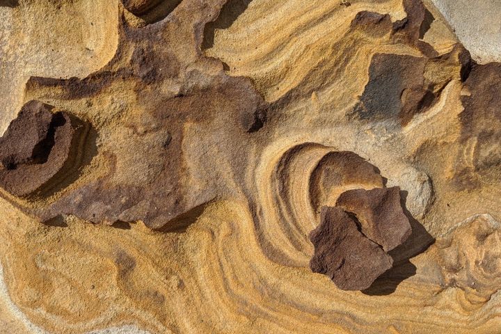 ▲常見岩石表面裂縫，像圖畫一樣的褐色花紋，可看到大自然的鬼斧神工。　圖：北海岸及觀音山國家風景區管理處／提供