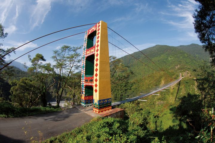 富含魯凱傳統文化意象的多納高吊橋是連假出遊推薦景點。　圖：茂林國家風景區管理處／提供
