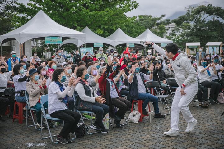 ▲年輕客家美聲歌手趙德武帶來精彩表演。　圖：花蓮縣政府客家事務處／提供