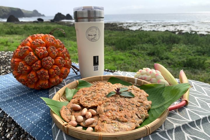 享受綠島特色物種林投樹的林投果汁補充流失的能量。　圖：東部海岸風景區管理處／提供 