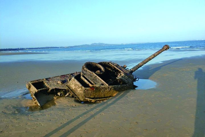 ▲過往戰爭的坦克擱淺在沙灘上，成為網美最愛的打卡景點。　圖：金環球集團／提供