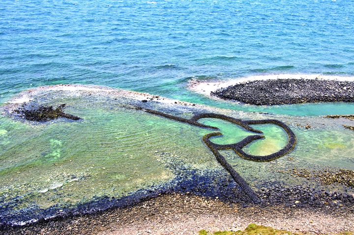 ▲雙心石滬位於澎湖縣七美鄉東湖村頂隙北面海崖下，因此又稱頂隙滬，已有700多年的悠久歷史。　圖：金環球集團／提供