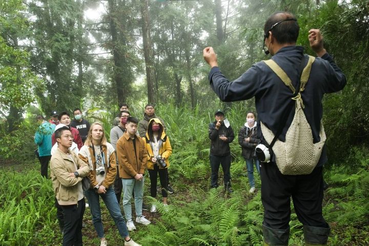 跟著原住民走進山林。　圖：參山國家風景區管理處／提供