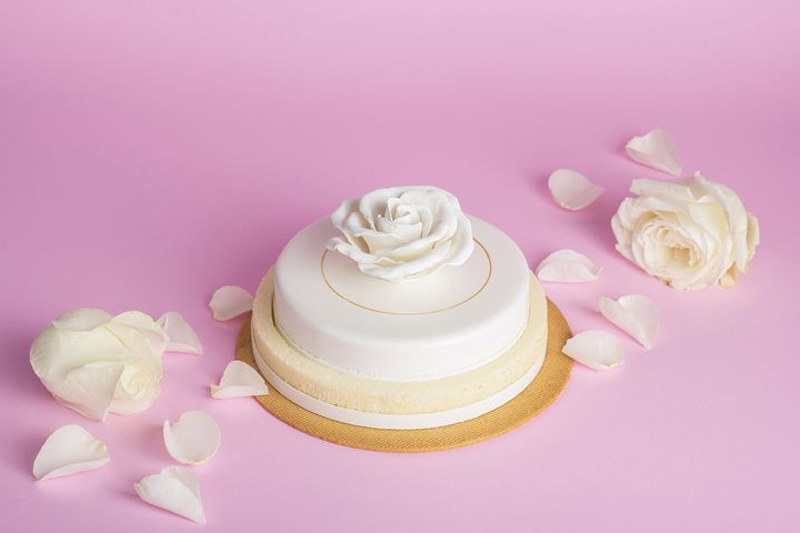 「純白心意」的母親節蛋糕，以優雅潔白形象搭配代表愛意的巧克力。　圖：JR東日本大飯店台北／提供