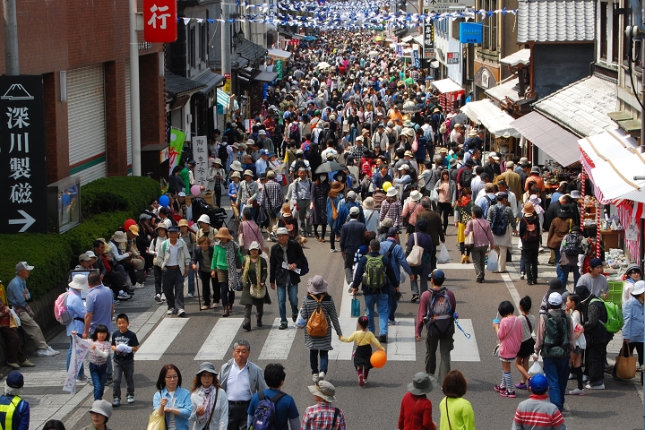 ▲有田陶器市在疫情前年年湧進百萬人潮前來撿便宜，場面盛況空前。　圖：元氣佐賀／提供