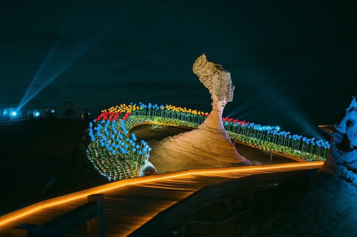 「2022野柳石光 夜訪女王」夜間光影展推出即造成轟動。　圖：北海岸及觀音山國家風景區管理處／提供