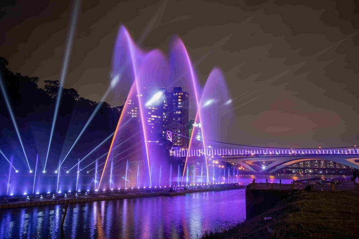 「2022碧潭水舞」以光束燈和炫彩雷射創造如演唱會般震撼的舞台效。　圖：新北市政府觀光旅遊局／提供