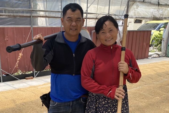 ▲「日晒米屋-鹿光米」品牌創辦人湯英華（左）、曾盈婷夫妻，堅持友善耕作闖出一片天。　圖：日晒米屋─鹿光米／提供