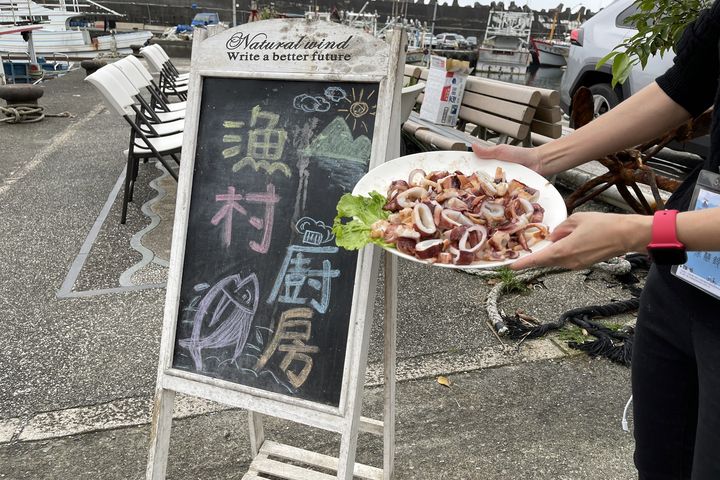 ▲到漁村廚房學烹飪，享用鮮美大餐。　圖：東北角暨宜蘭海岸國家風景區管理處／提供