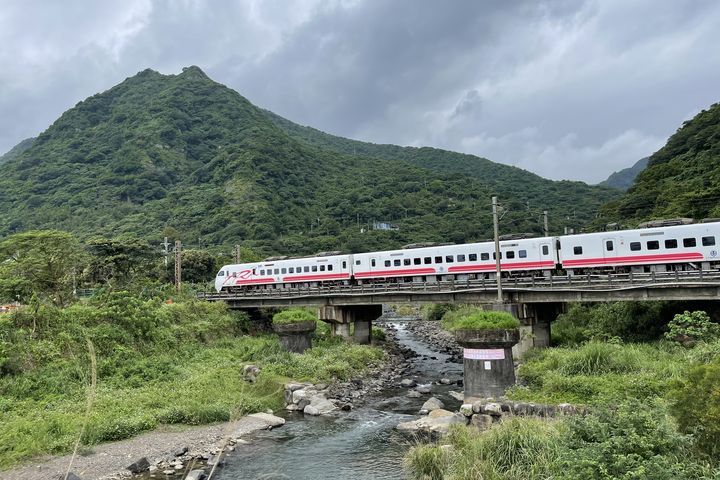 ▲依山傍海的宜蘭，也有幾個鐵道旅遊美拍景點。　圖：東北角暨宜蘭海岸國家風景區管理處／提供