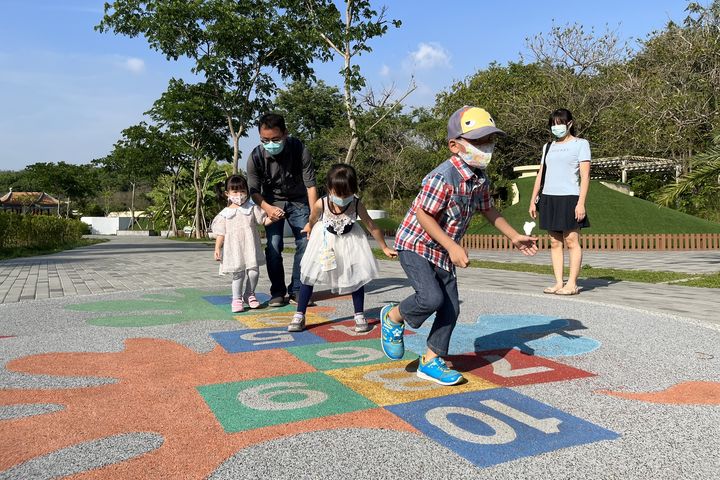 ▲迷宮花園開放後提供一個親子互動的場所。　圖：高雄市政府觀光局／提供