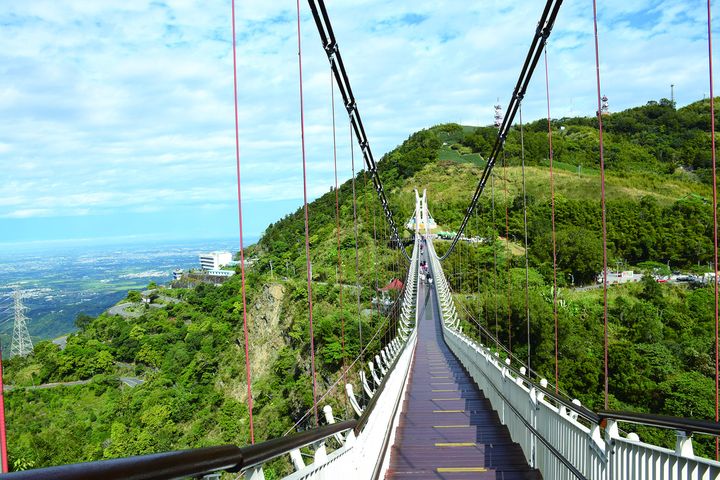 嘉義梅山太平雲梯～全台海拔最高之景觀吊橋梅山36彎、嘉南平原美景盡收眼底。　圖：有限責任嘉義縣梅山鄉太平社區產業合作社／提供