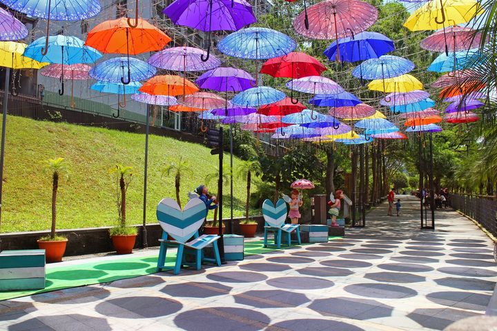 ▲「FUN 閃」打卡專區繽紛的雨傘和浪漫藝術裝置是情侶的最愛。　圖：新北市政府觀光旅遊局／提供