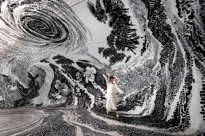 日裔巴西籍藝術家Oscar Oiwa（大岩奧斯卡）-「眠夢-感官浮游」特展在屏東。　圖：屏東縣政府傳播暨國際事務處／提供