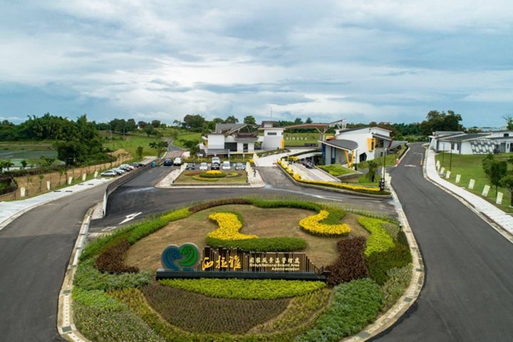 官田行政暨遊客中心運用基地原有地形特色，以綠建築融入山坡地景配置方式保留大部分地形及老樹。　圖：西拉雅國家風景區管理處／提供 