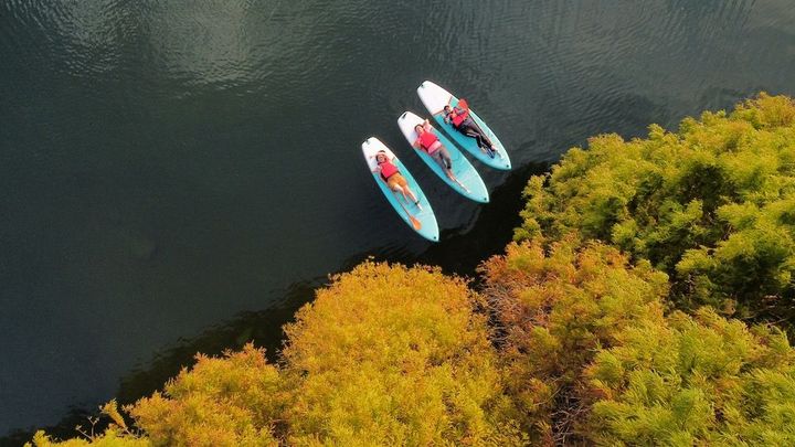 ▲水上活動有更多樣化玩法，如透明SUP與獨木舟體驗、搭配天然海泥SPA等。　圖：奧丁丁集團／提供