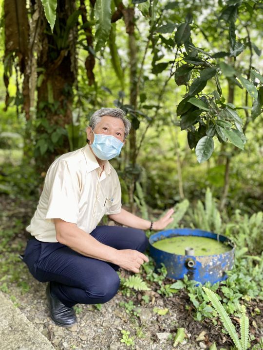 ▲自創研發「生態防蚊桶」，設置在園區各個角落，養大肚魚吃蚊子幼蟲孑孓。　記者-張偉浩／攝