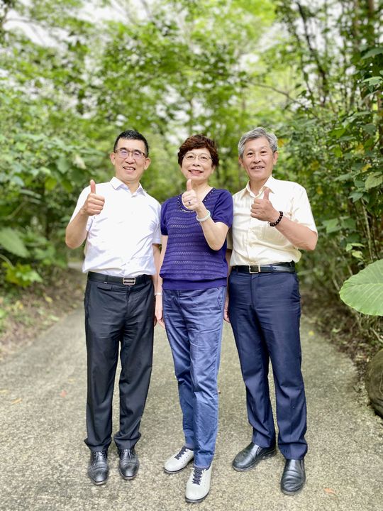 ▲（左起）旅奇週刊社長何昭璋、台灣旅遊交流協會理事長賴瑟珍、三富休閒農場主人徐文良。　記者-張偉浩／攝