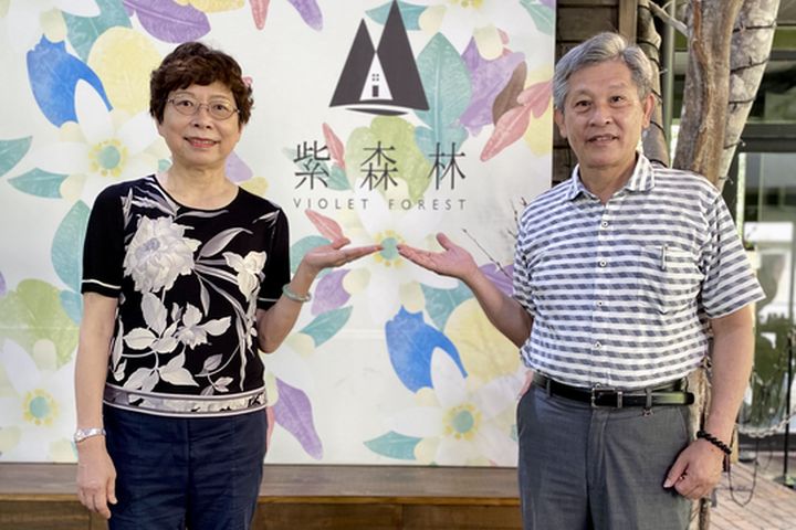 （左起）台灣旅遊交流協會理事長賴瑟珍、三富休閒農場主人徐文良。　記者-張偉浩／攝 
