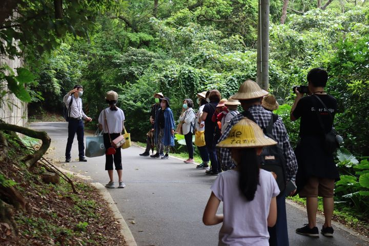 帶領旅人走訪淡水近郊的鄉村生態及農村景致，感受「里山精神」。　圖：旅學堂／提供