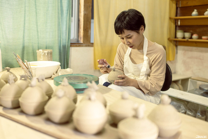 陶藝家專注創作出「讓人感受到溫柔和有溫度」的作品。　圖：JR TIMES／提供