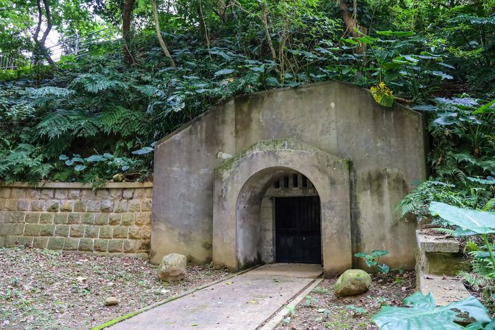 ▲市定古蹟海山神社殘跡現存有石牆、鳥居基座及防空壕等殘跡。　圖：新北市政府觀光旅遊局／提供