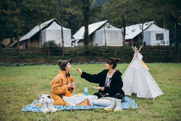 ▲基隆拉波波村，可悠閒在山中醒來，帶著早餐到美麗的草原上野餐，享受美好的晨間時光。　圖：Klook／提供